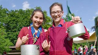 Tombolalosverkäuferinnen am Wiesenfest