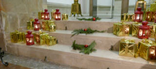 Laternen auf den Stufen des Altars