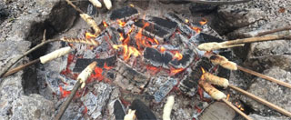 Steckerlbrot über dem Lagerfeuer